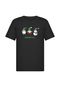 Melnās T-krekls ar Ziemassvētku tematisku grafiku, kurā attēloti trīs varoņi: divi rūķi un sniegavīrs, ar zaļām akcentēm un tekstu "Ziemassvētku Trio".