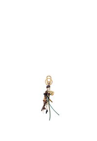 Llave con un clip de metal dorado, que presenta cuerdas multicolores, varios colgantes y un emblema plano texturizado con texto impreso.