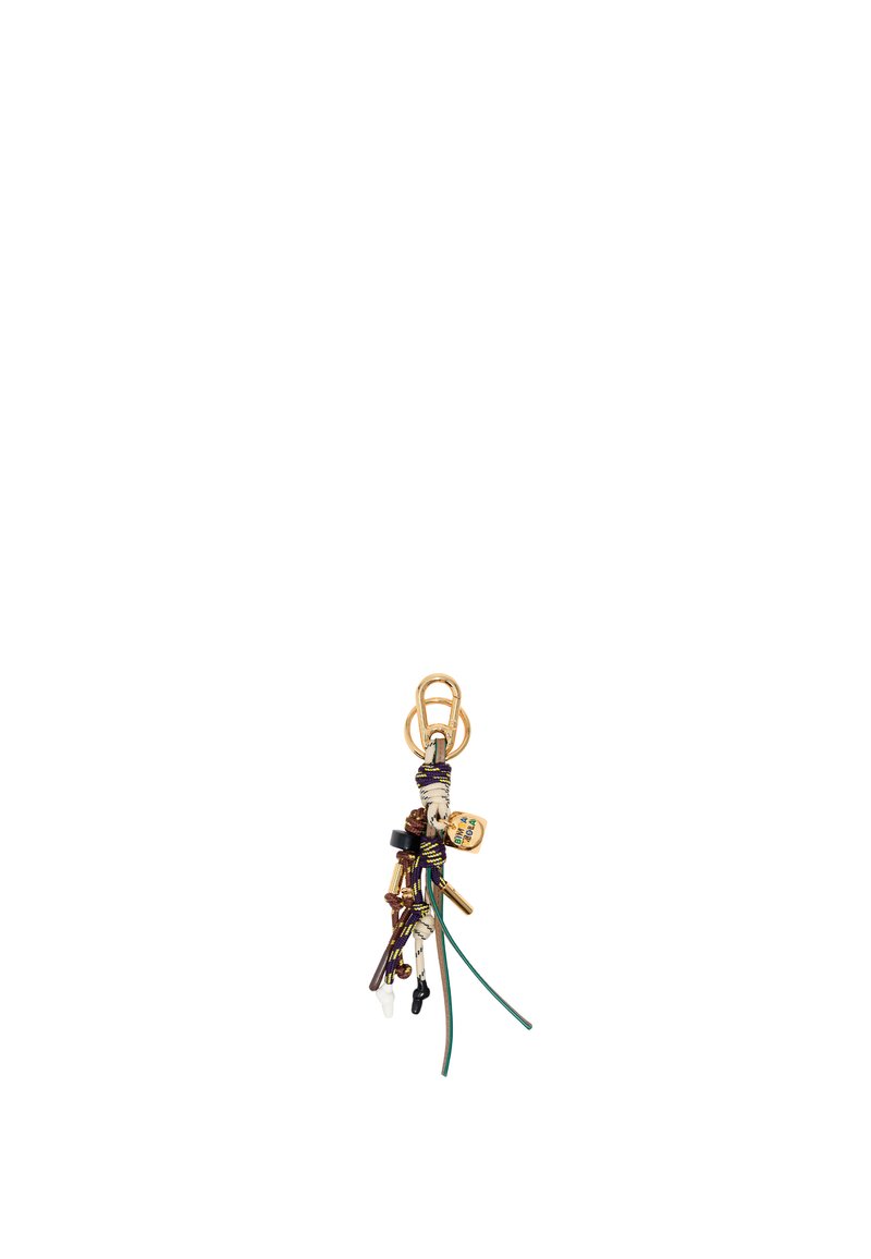 Llave con un clip de metal dorado, que presenta cuerdas multicolores, varios colgantes y un emblema plano texturizado con texto impreso.