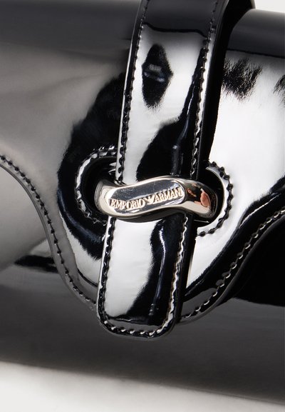 Γυαλιστερή μαύρη δερμάτινη τσάντα με ραμμένες άκρες και ασημένια αγκράφα χαραγμένη με "EMPORIO ARMANI".