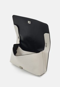 Calvin Klein Jeans SCULPTED FLAP - Sac bandoulière - eggshell