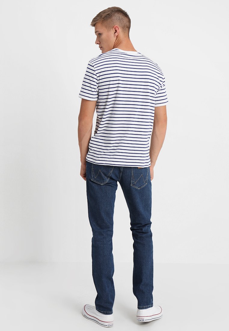 Wrangler LARSTON - Vaqueros slim fit - darkstone/azul oscuro - Zalando.es