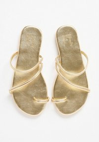 Gouden platte sandalen met een minimalistisch ontwerp, met dunne bandjes, een gladde metallic textuur en een teenlus.