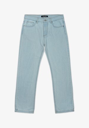 Svetlo modré denimové džínsy s rovnými nohavicami, dizajnom s piatimi vreckami, viditeľným stehmi a zapínaním na gombík. Minimalistické logo na opasku.