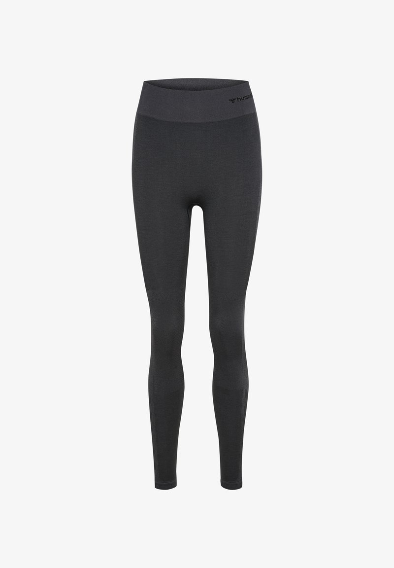 Czarne, gładkie legginsy z wysokim stanem, z subtelnymi, teksturowanymi obszarami na nogach i małym logo w pobliżu pasa.