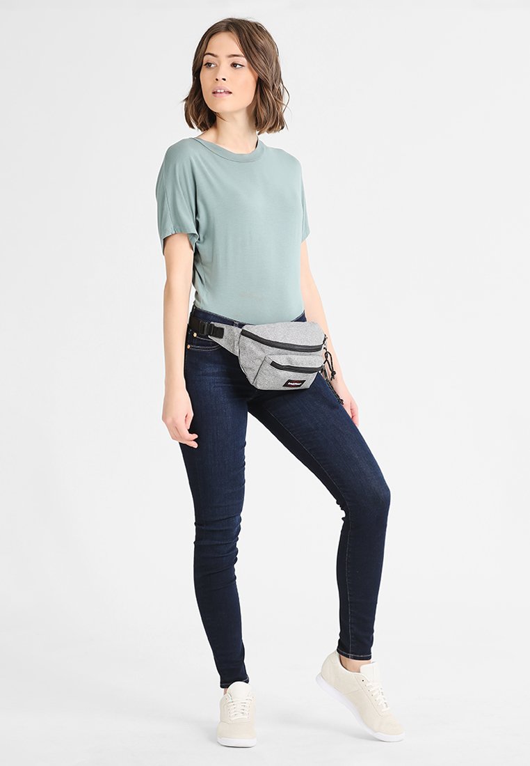 eastpak-doggy-bag-vy-laukku-sunday-grey-harmaa-zalando-fi