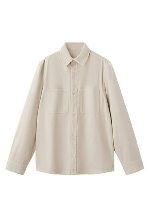 Camisa beige de manga larga con botones, cuello y dos bolsillos en el pecho, mostrada plana sobre un fondo blanco.