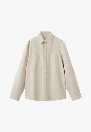Camicia beige maniche lunghe con bottoni, colletto e due tasche sul petto, mostrata distesa su uno sfondo bianco.