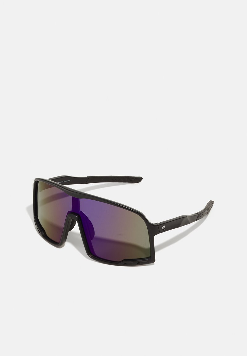 Schwarze Sportsonnenbrille mit großen, eckigen Gläsern, die einen Farbverlauf von Lila zu Grau aufweisen. Strukturierte schwarze Bügel für besseren Halt.