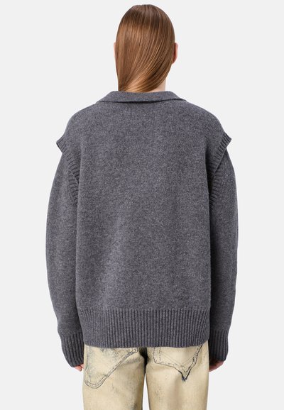 Grauer gestrickter Pullover mit Kragen und Schulterdetails. Verfügt über gerippte Bündchen und Saum, hergestellt aus einer weichen, strukturierten Wollmischung.