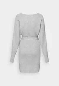 Robe grise à côtes avec des manches longues, un col en U et une taille cintrée. Sa texture douce et son design sans couture mettent en valeur son style minimaliste.