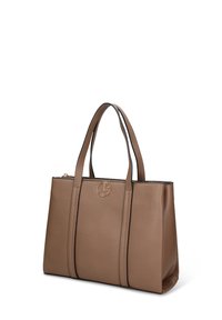 Bruine leren totebag met dubbele handvatten, getextureerd oppervlak, ritssluiting en een klein gouden, ronde logo aan de voorkant.