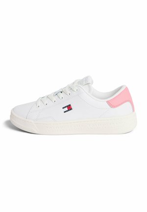 Hvid lavsko med pink hælpatch, hvide snørebånd, og lille Tommy Hilfiger flaglogo på siden samt præget brandnavn på sålen.