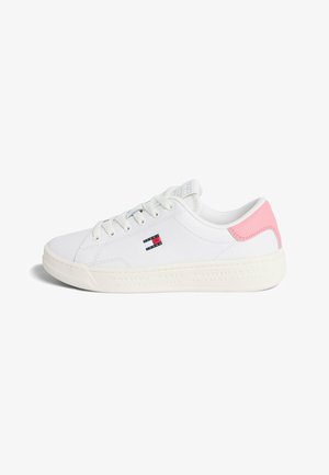 Witte low-top sneaker met roze hielstuk, witte veters, een klein Tommy Hilfiger vlaglogo aan de zijkant en het merknaam in reliëf op de zool.