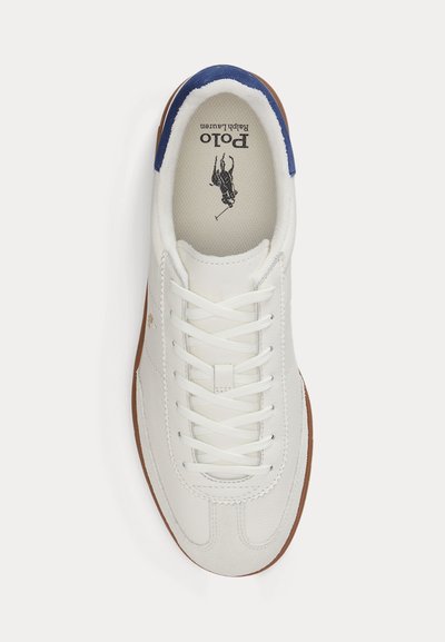 Baskets en cuir blanc Polo Ralph Lauren avec lacets blancs, semelle marron, accent au talon bleu marine et logo Polo à l'intérieur de la chaussure.