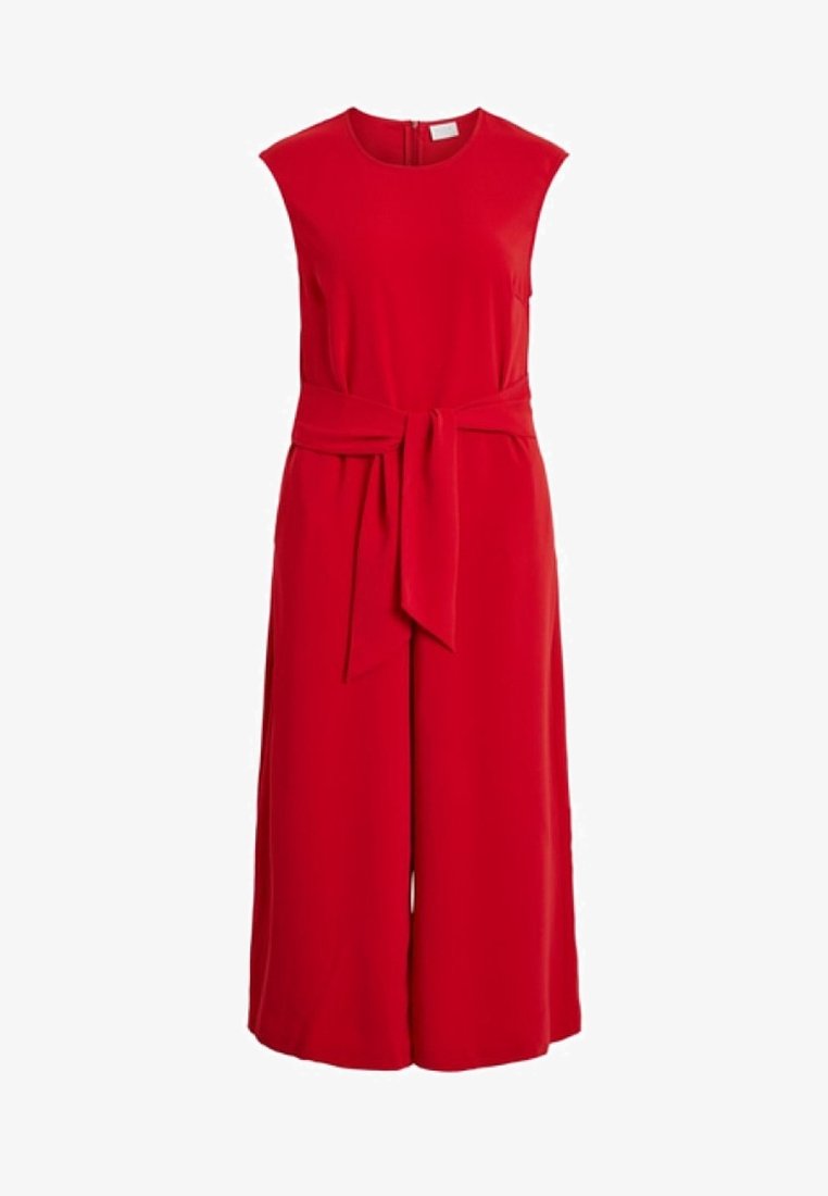 Combinaison rouge sans manches avec un col rond, pantalon à jambes larges et ceinture en tissu assortie nouée à la taille.