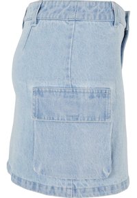 Helles blaues Denim-Rock mit einem schlichten Design, geradem Schnitt und einer Gesäßtasche. Die Textur ist glatt mit minimal sichtbaren Nähten.