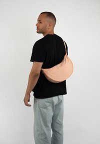 Larkson SOLVEIG MEDIUM HALF MOON - Borsa a tracolla - peach