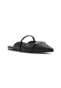 Chaussure noire en cuir à enfiler avec un bout pointu, dotée d'un accent décoratif en métal doré et d'un design à double sangle. Semelle plate, texture lisse.