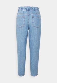 Ljusblå denimjeans med en samlad elastisk midjeband, rakt ben-design, två bakfickor och sydda sömmar.