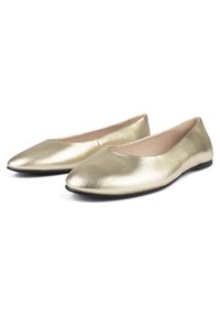 Bailarinas metálicas doradas con una textura suave, diseño de punta afilada y un perfil bajo. Suela de goma negra que proporciona agarre y flexibilidad.