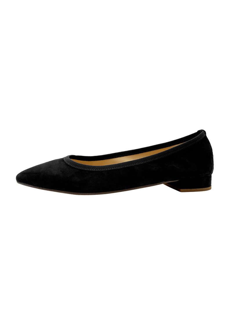 Bailarina de ante negro con punta afilada, cuello acolchado y tacón bajo. Textura suave y diseño sencillo.