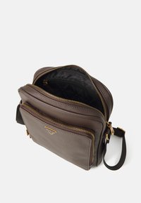 Guess MILANO - Skulderveske - dark brown