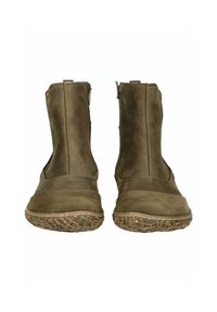 Olivově zelené kotníkové boty s texturovaným koženým svrškem, elastickými bočními panely a gumovou podešví se zigzagovým vzorem pro lepší grip.