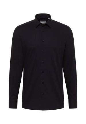 Sort herreskjorte med lange ærmer, knaplukning foran og spids krave, vist på hvid baggrund.