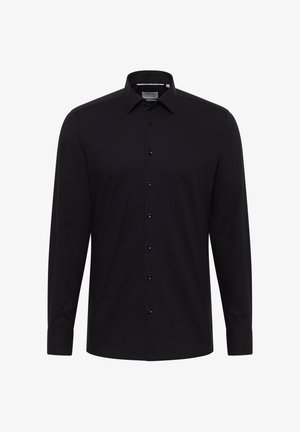 Sort herreskjorte med lange ærmer, knaplukning foran og spids krave, vist på hvid baggrund.