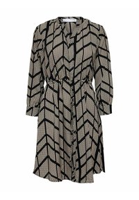 Robe noir et blanc avec un motif en chevron, manches longues, coupe mi-longue, et un devant boutonné avec une taille à cordon.