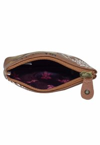Braune Ledertasche mit Reißverschluss, die über florale Muster und eine strukturierte Oberfläche verfügt. Das Innere ist mit einem dunklen Stoff mit rosa Motiven ausgekleidet.