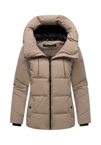 Beige gewatteerde jack met een grote, gestructureerde capuchon, rits aan de voorkant en een verstelbare trekkoord. Beschikt over zijzakken en boordjes.
