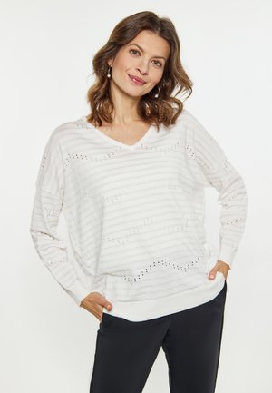 Maglione bianco a maglia con scollo a V, caratterizzato da righe orizzontali e dettagli a occhio di pernice. Texture morbida, vestibilità ampia, e polsini e orlo a costine.