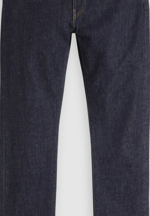 Dunkelblaue gerade geschnittene Jeans aus Denim mit sichtbaren Nähten und Knopfverschluss an der Taille vor weißem Hintergrund.