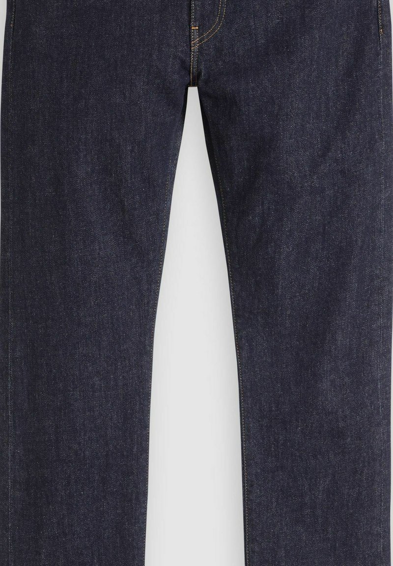 Vaqueros de mezclilla azul oscuro de pierna recta con costuras visibles y cierre de botón en la cintura sobre un fondo blanco.