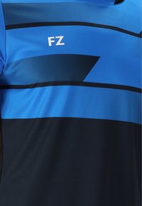 Sininen ja musta urheilupaita, jossa on vaakasuorat raidat ja valkoinen "FZ"-logo rinnan yläosassa.