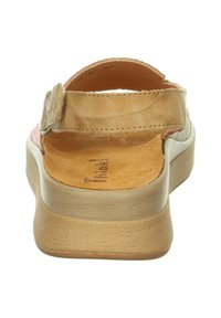 Braune Leder-Sandale mit gepolstertem Fußbett, verstellbarem Riemen und hellfarbiger Gummisohle. Die Rückansicht zeigt Textur- und Nähdetails.