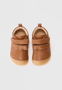 Scarpe in pelle marrone per bambini con due strappi in Velcro, punte arrotondate, suole in gomma beige e un tab retro per una facile indossabilità.