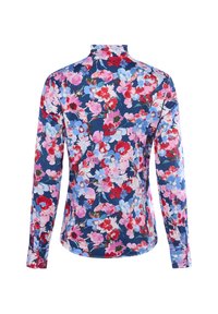 Langarmpa bloemenoverhemd met een hoge halslijn, voorzien van een blauwe achtergrond met roze, rode en lichtblauwe bloemenpatronen. Glad stoffen textuur.