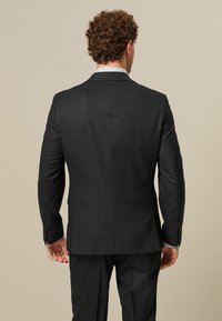 Dunkelgrauer Blazer mit strukturierter Oberfläche, Einzelventil, zwei Knöpfen und leicht taillierten Ärmeln. Figurnahe Passform.