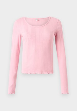 Long-sleeve pink top made of ribbed fabric, featuring a rounded neckline and a scalloped hem at the bottom and cuffs.