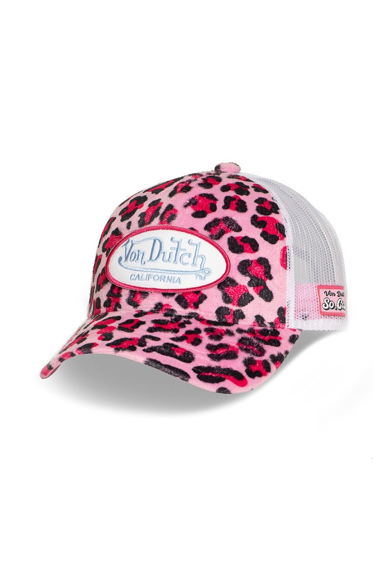 Gorra de piel de leopardo rosa con visera curva y parte trasera de malla. Presenta un parche de logo azul con el texto "Von Dutch California". Textura suave.