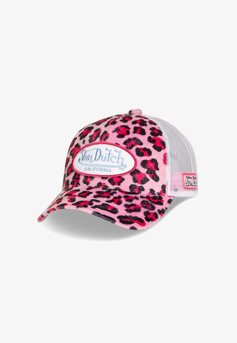 Gorra de piel de leopardo rosa con visera curva y parte trasera de malla. Presenta un parche de logo azul con el texto "Von Dutch California". Textura suave.