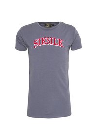 Šedé tričko s krátkým rukávem, kulatým výstřihem a červeným vyšitým logem "SIKSILK" přes hruď. Hladká bavlněná tkanina, přiléhavý střih.