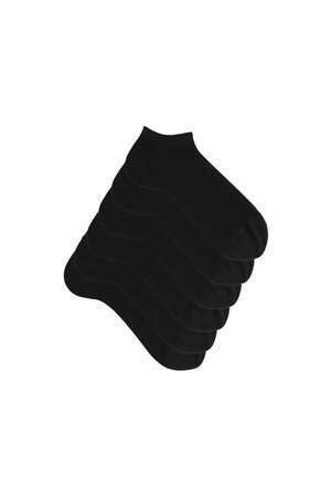 Zwarte enkel sokken in een stapel, gemaakt van zachte, rekbare stof. Voorzien van een naadloze teen en geribbelde boord voor extra comfort.