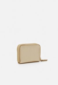 Portafoglio oro con texture, chiusura zip-around, forma rettangolare e una piccola linguetta per la cerniera, caratterizzato da un motivo goffrato sottile.