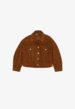 Veste courte en suede marron avec un col, deux poches poitrine, des boutons argentés et des manches longues, présentant une texture subtile et un design épuré.