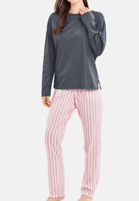 Grå långärmad topp i kombination med rosa randiga pyjamasbyxor. Topp med rund hals; byxorna har vertikala ränder i rosa och blått.