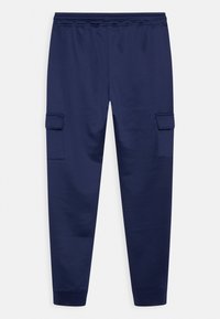 Marina blå sweatpants i mjukt tyg, med elastisk midja, sidofickor i cargo-stil och smalnande anklar.